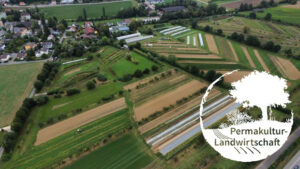 Luftaufnahme vom Eulenhof mit Logo vom Verein Permakultur-Landwirtschaft