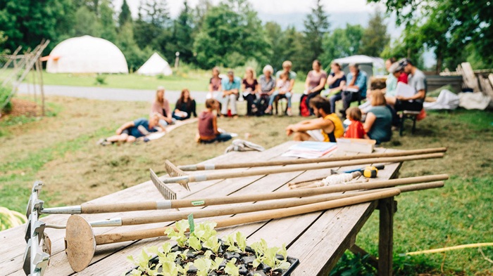 Menschen am sitzen und Sensen im Vordergrund