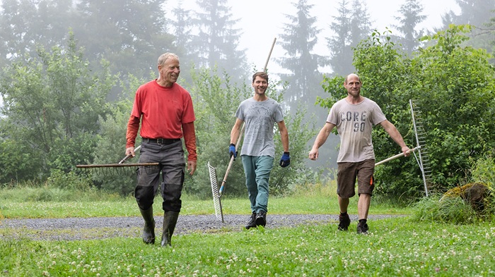 Menschen mit landwirtschaftlichen Werkzeugen