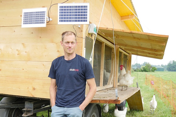Pirmin Adler vor Hühnern