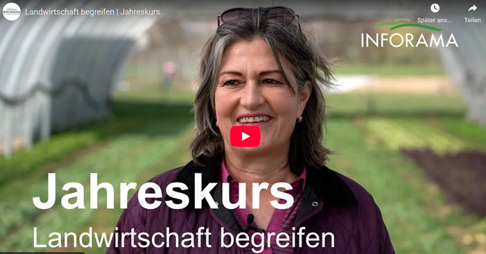 Frau in Folientunnel